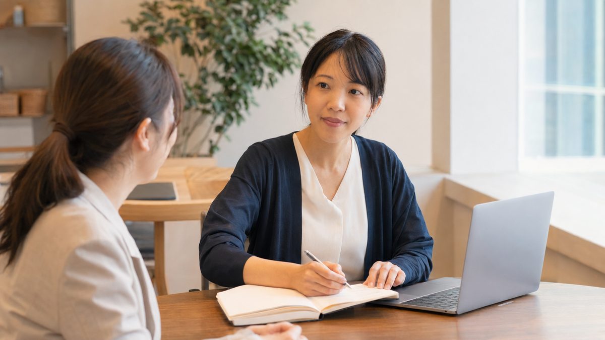 お客様の話をノートに記録しながら1対1で伴走する様子