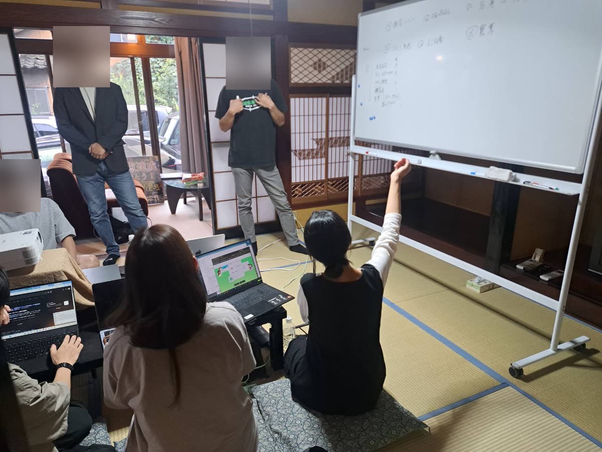 ハッカソンでチームの提案を発表している様子